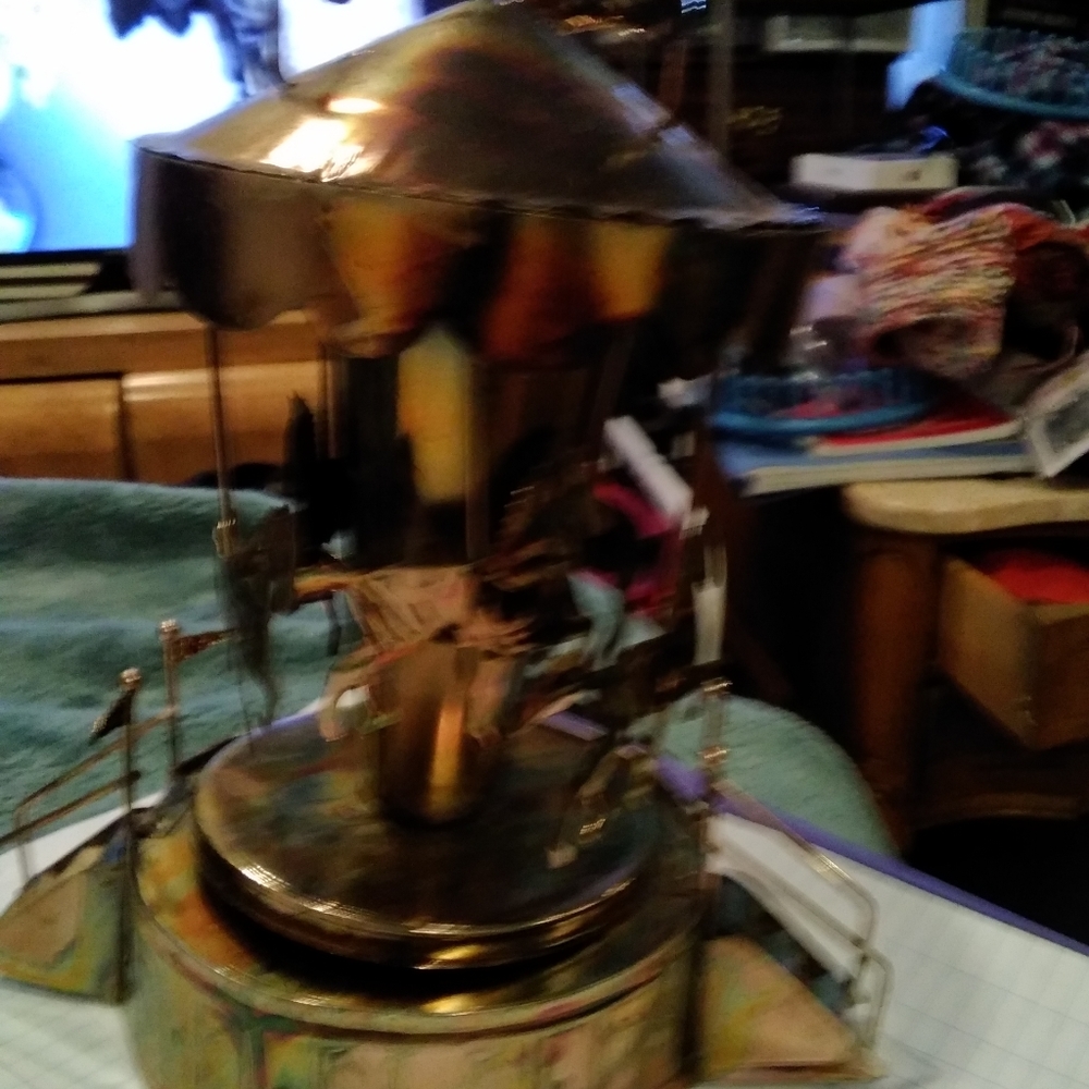 #147-10) Vintage horse carousel music box